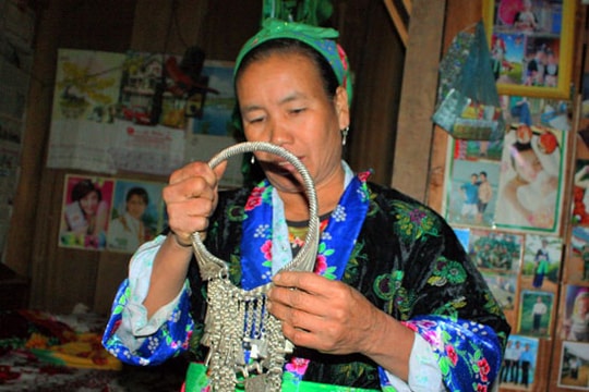 Bộ trang phục phụ nữ người Mông ở miền Tây Nghệ An hơn 30 triệu đồng