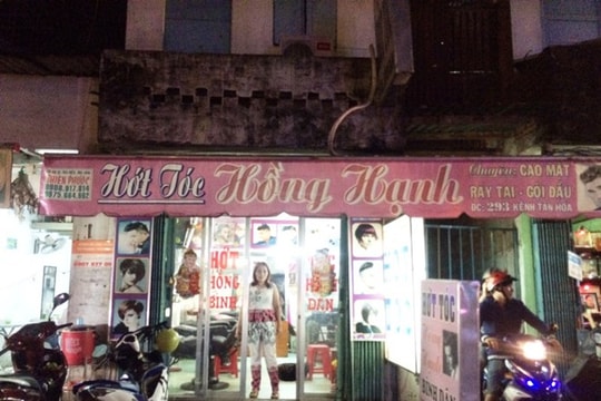 Trói chủ tiệm cắt tóc vào nhà vệ sinh cướp vàng và xe máy