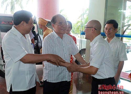 Nguyên Chủ tịch Quốc hội Nguyễn Sinh Hùng thăm và làm việc tại Nghệ An