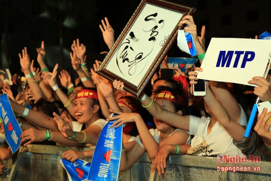 Hàng ngàn sinh viên 'quậy tưng bừng' cùng Sơn Tùng MTP tại Nghệ An