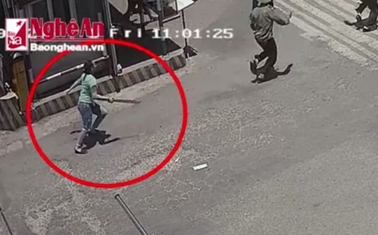 Nữ côn đồ vác mã tấu truy sát nhân viên Bến xe Vinh như trong phim