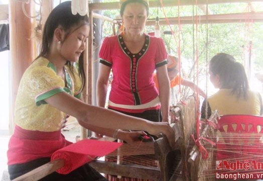 Anh Sơn: 'Cầm tay chỉ việc' giúp phụ nữ vùng cao thoát nghèo