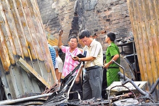 Cha ném con gái một tuổi từ mái nhà thoát khỏi đám cháy