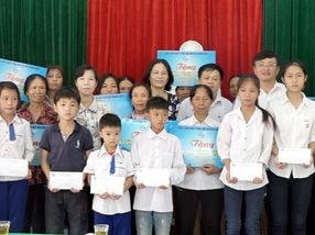 Nam Đàn: Trao quà cho hội viên phụ nữ nghèo