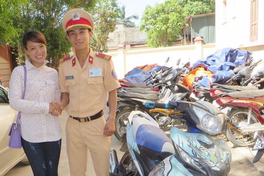 Cô gái xinh đẹp nhận lại xe máy Exciter trị giá hơn 50 triệu bị mất trộm