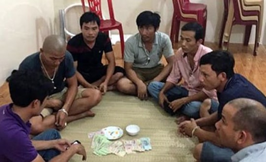 Bắt 18 con bạc đang say sưa sát phạt hình thức xóc đĩa