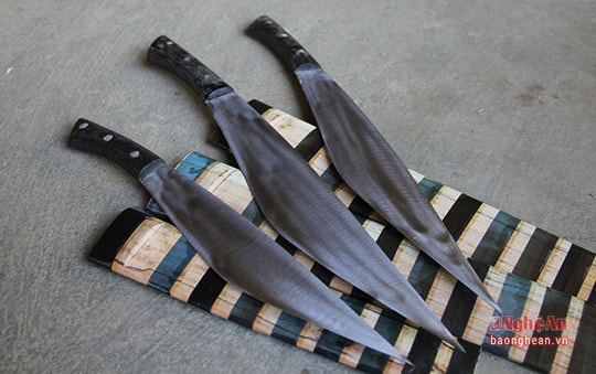 Vì sao người Mông ở Nghệ An dùng dao có mũi nhọn?