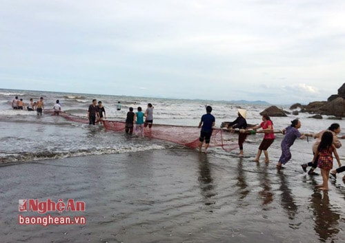 Huy động cả làng bơi thuyền đi tìm nữ sinh lớp 8 đuối nước trên biển