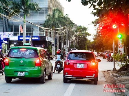 Giật mình khi dừng đèn đỏ