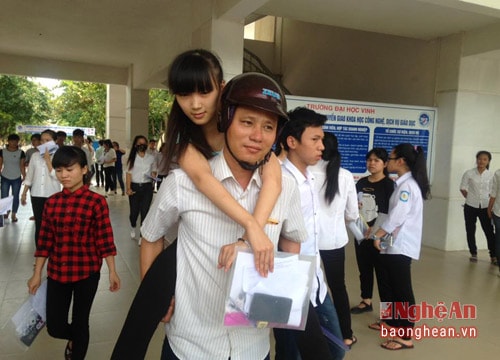 Thí sinh bị gãy chân vẫn tự tin đi thi