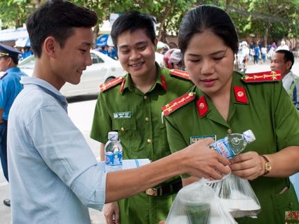 Hàng nghìn suất cơm miễn phí tiếp sức cho sỹ tử