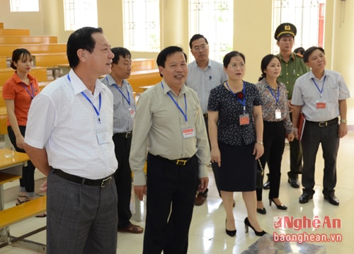 Ban chỉ đạo thi cấp tỉnh kiểm tra tại Cụm thi Vinh