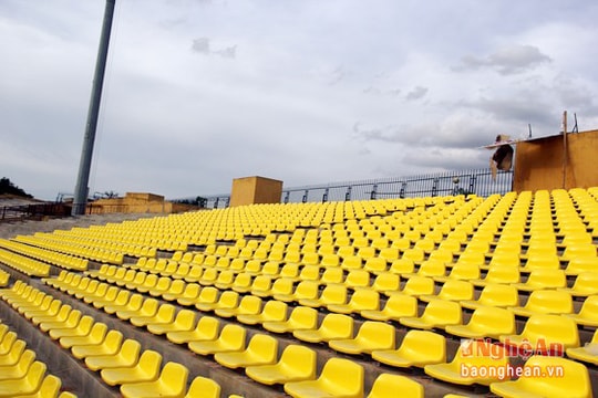 Khán đài B sân Vinh được 'khoác áo' mới