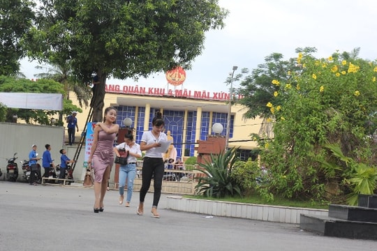 Cô gái mặc váy gợi cảm tại cụm thi Nghệ An là hot girl hát dân ca nổi tiếng