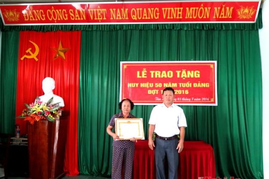 Thị trấn Tân Lạc (Quỳ Châu) trao huy hiệu 50 năm tuổi Đảng