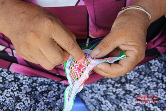 Đôi tay khéo léo của vợ thủ lĩnh người Mông