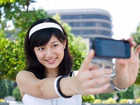 Chụp ảnh tự sướng càng nhiều càng mau già