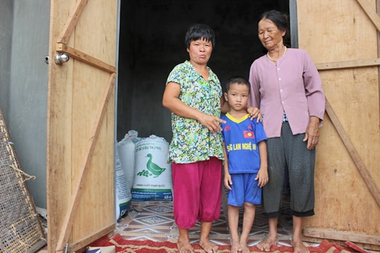 Gánh nặng trên vai mẹ già