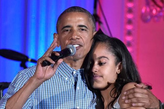 Tổng thống Obama đích thân hát mừng sinh nhật con gái trong lễ Độc lập