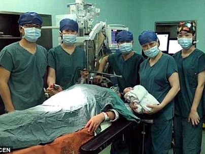 Cụ bà 61 tuổi vẫn sinh con trai 3 kg khỏe mạnh