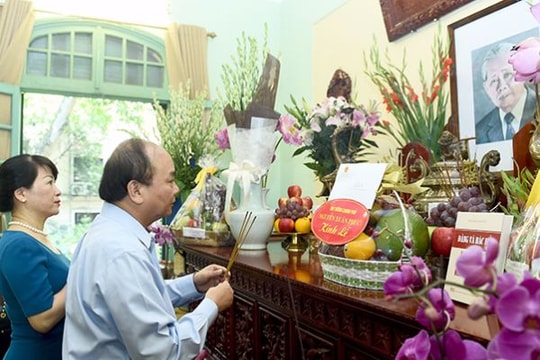 Tổng Bí thư và Thủ tướng dâng hương tưởng niệm cố Tổng Bí thư Lê Duẩn