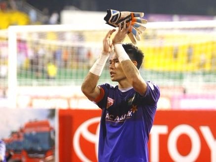 Nguyên Mạnh cúi đầu tạ lỗi người hâm mộ sau trận thua Sài Gòn