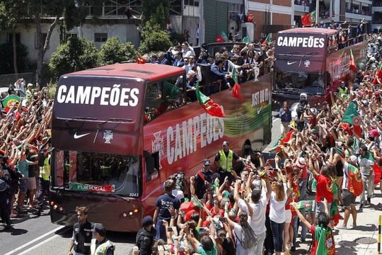 Cầu thủ Bồ Đào Nha được đón như những anh hùng