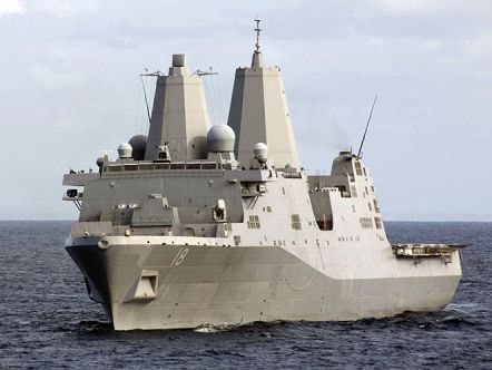 Tàu quân sự Iran áp sát tàu chiến Mỹ trên eo biển Hormuz