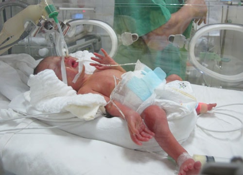 Nỗ lực giữ con đẫm nước mắt của thai phụ ung thư phổi sắp chết