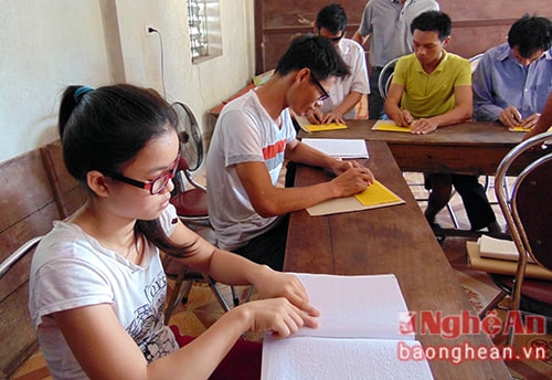 Quỳnh Lưu: Dạy chữ nổi cho hội viên Hội người mù
