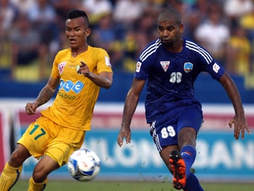 Hai ngoại binh làm khuynh đảo V.League