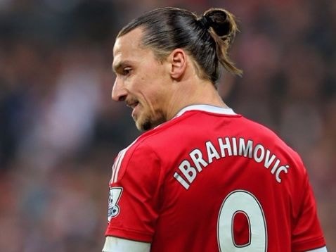 [VIDEO] Ibrahimovic ngẫu hứng sút tung lưới khiến đồng đội xanh mắt