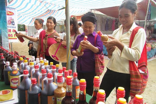 'Phiên chợ hàng Việt' lên với huyện miền núi Con Cuông
