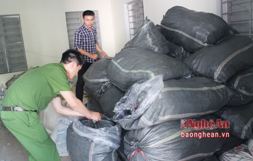 Nghệ An: Thu giữ 1,4 tấn da trâu không rõ nguồn gốc trên xe tải biển số Lào