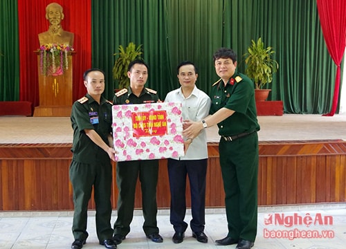 Lãnh đạo tỉnh thăm, tặng quà lớp tập huấn cán bộ quân sự tỉnh Xiêng Khoảng