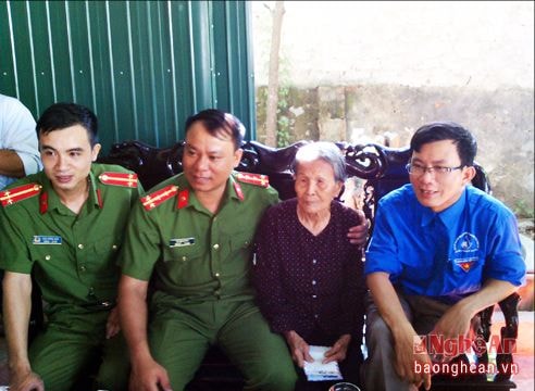 Đoàn TN Công an Diễn Châu tặng quà 12 gia đình chính sách nhân ngày 27/7