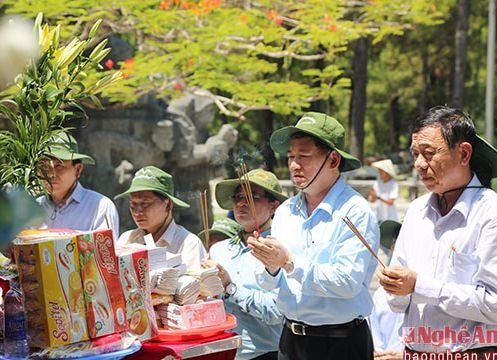 Đồng chí Hồ Đức Phớc dâng hương tại Nghĩa trang Trường Sơn và Đường 9