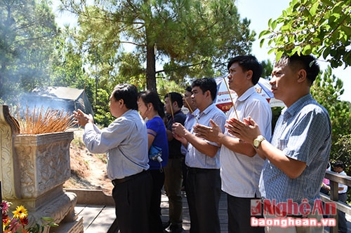 Đoàn đại biểu Hội Nhà báo Nghệ An viếng mộ Đại tướng Võ Nguyên Giáp