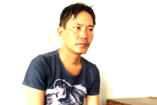 Xông vô trụ sở đâm phó công an xã 3 nhát