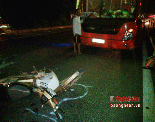 Xe khách giường nằm tông xe máy, một người nguy kịch