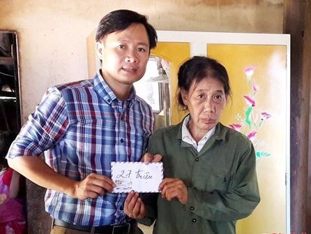 Trao sổ tiết kiệm 27 triệu đồng cho mẹ góa nuôi con tật nguyền ở Nghĩa Đàn