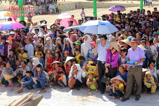 Hàng ngàn người đổ về lễ hội đền Choọng giữa ngày nắng 40 độ