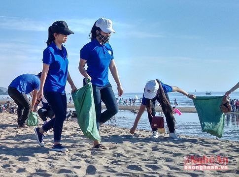 Màu áo xanh tình nguyện bảo vệ môi trường biển