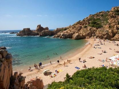 Cảnh sát tịch thu 5 tấn cát do du khách lấy về làm kỷ niệm