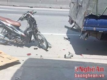 Nghệ An: Tự tông vào xe tải đỗ bên đường, nam thanh niên nguy kịch