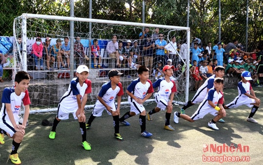 Thành đoàn Vinh: Khai mạc giải bóng đá thiếu niên truyền thống lần thứ 35