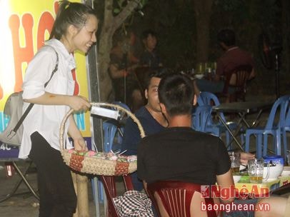 Nữ sinh trường Phan bán kẹo 'nuôi' ước mơ du học
