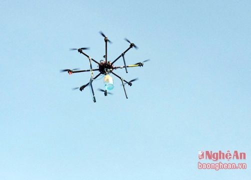 Thầy giáo trẻ sáng chế máy bay phun thuốc cho rừng thông