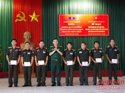 Bế mạc lớp bồi dưỡng kiến thức QP-QS địa phương cho cán bộ LLVT tỉnh Xiêng Khoảng