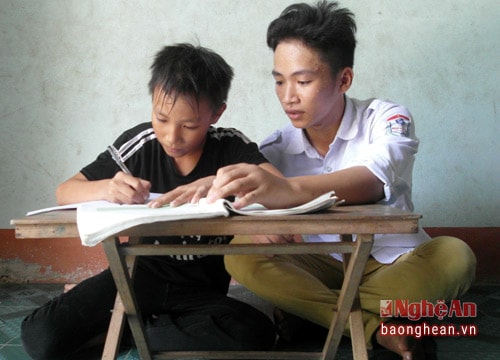 Khâm phục cậu bé mồ côi bố đạt điểm cao